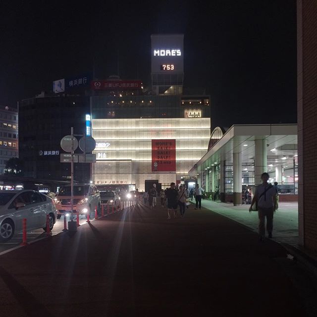 横浜駅西口交番裏からMore's方面元タクシーの車線が2つ歩道に変わってますということは駅工事で元の通路一部閉鎖になるのかな？