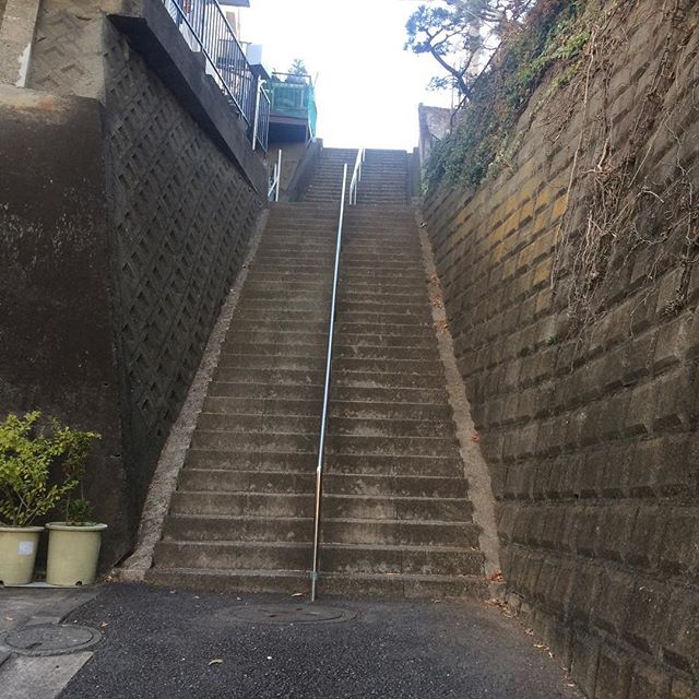 横浜はこういう階段が多くて嫌になるorz