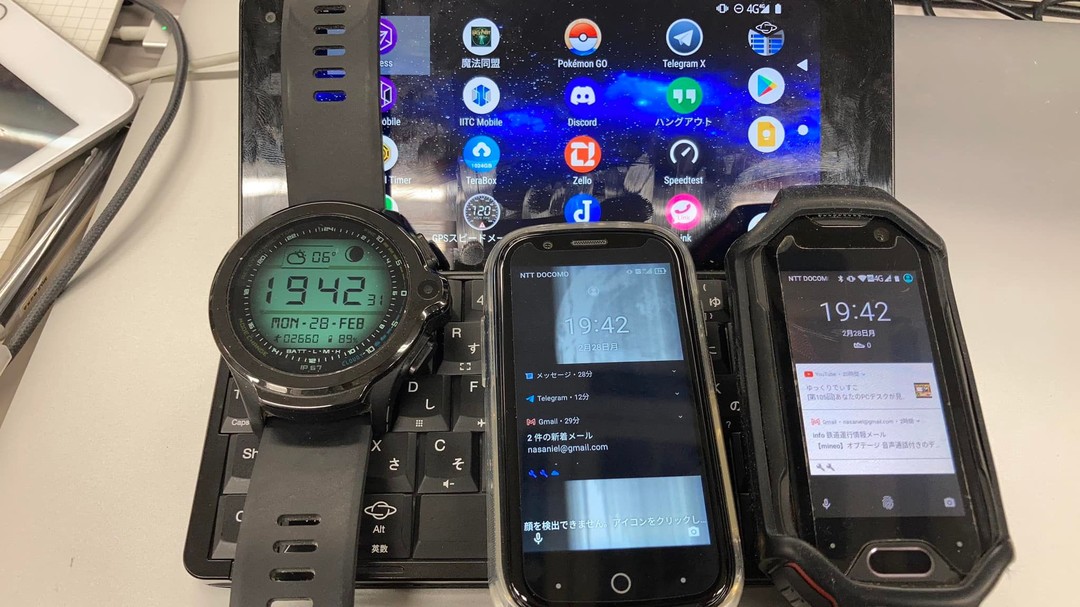SIMをスライドっと…Cosmo Comunicator(キーボード付き）のahamoをJelly2（真ん中）に入れて替わりにATOM（右）の楽天モバイルをセットATOMにはAwatch GT（時計）からmineoを移設と…時計はネタスマホとしか使ってないからSIMなしでいいか (Instagram)